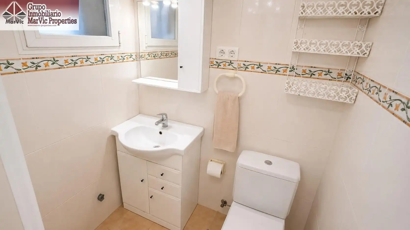 Bathroom of Flat for sale in Benidorm  with Furnished and Community pool