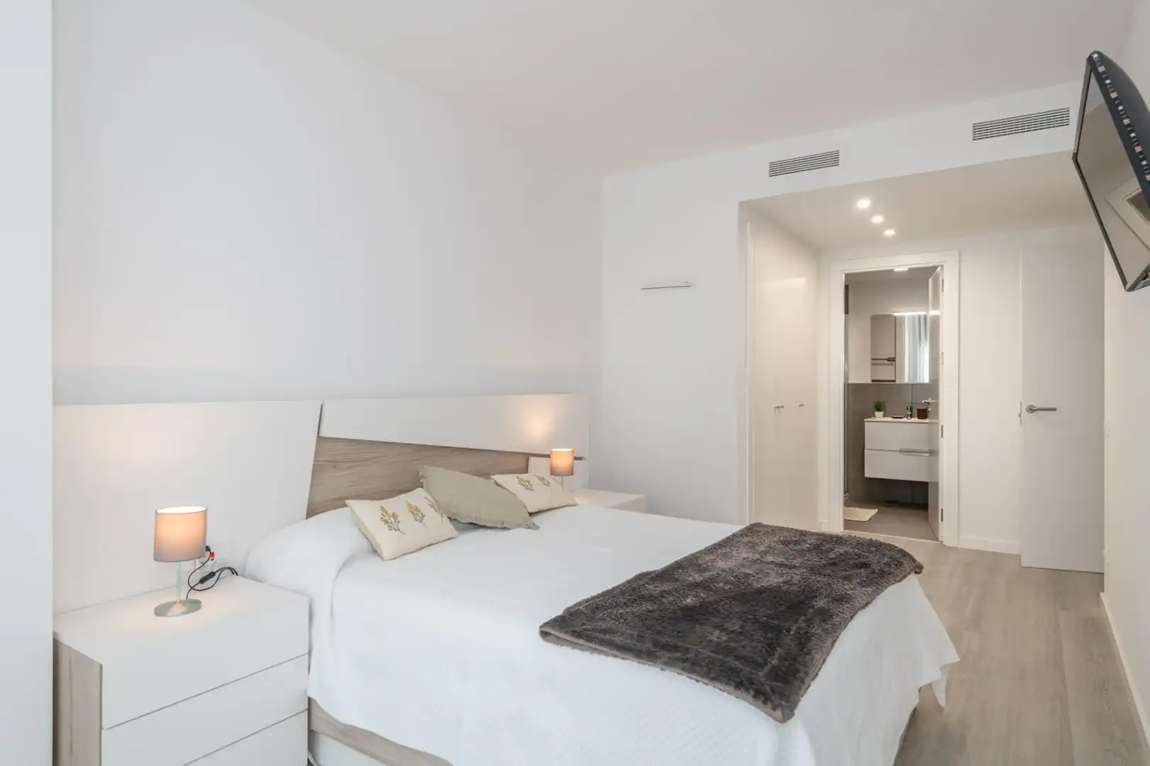 Dormitori de Apartament de lloguer en Girona amb Parquet i Piscina comunitària