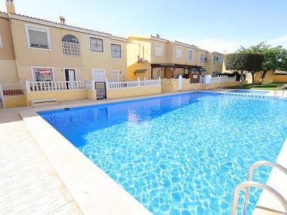 Piscina de Casa adosada en venda en San Miguel de Salinas amb Aire condicionat, Jardí privat i Piscina comunitària