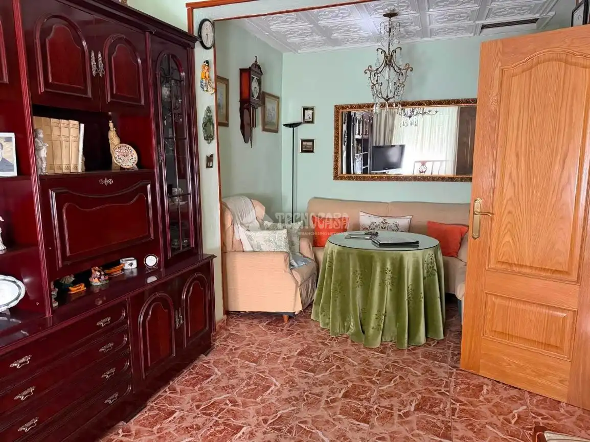 Sala d'estar de Casa adosada en venda en Jaén amb Aire condicionat, Terrassa i Moblat