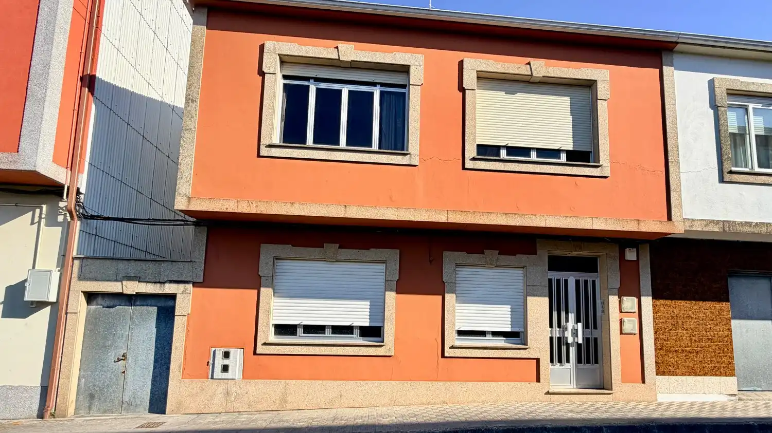 Vista exterior de Edifici en venda en Narón