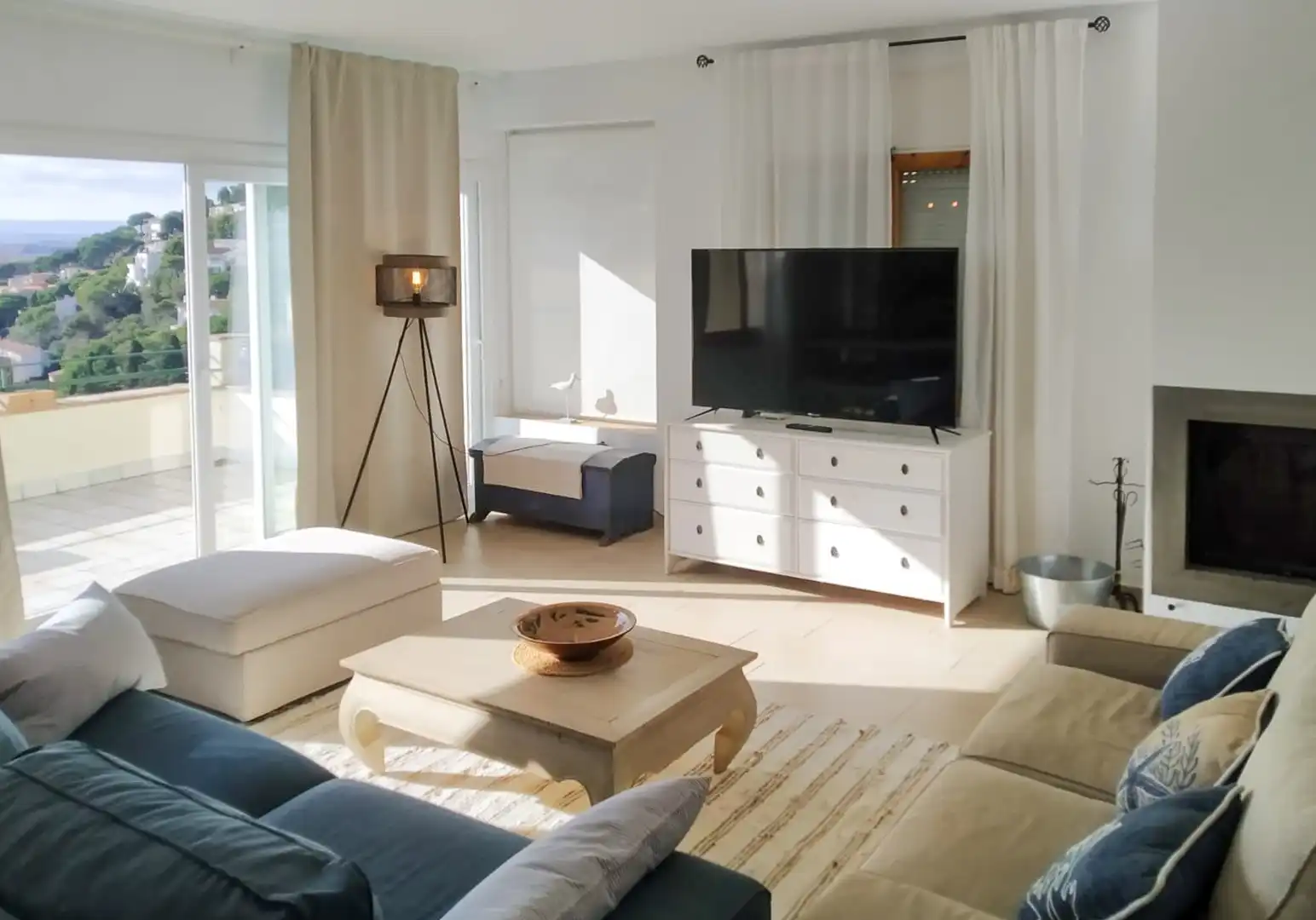 Casa con terraza en venta en Carrer Escoles, imagen 2