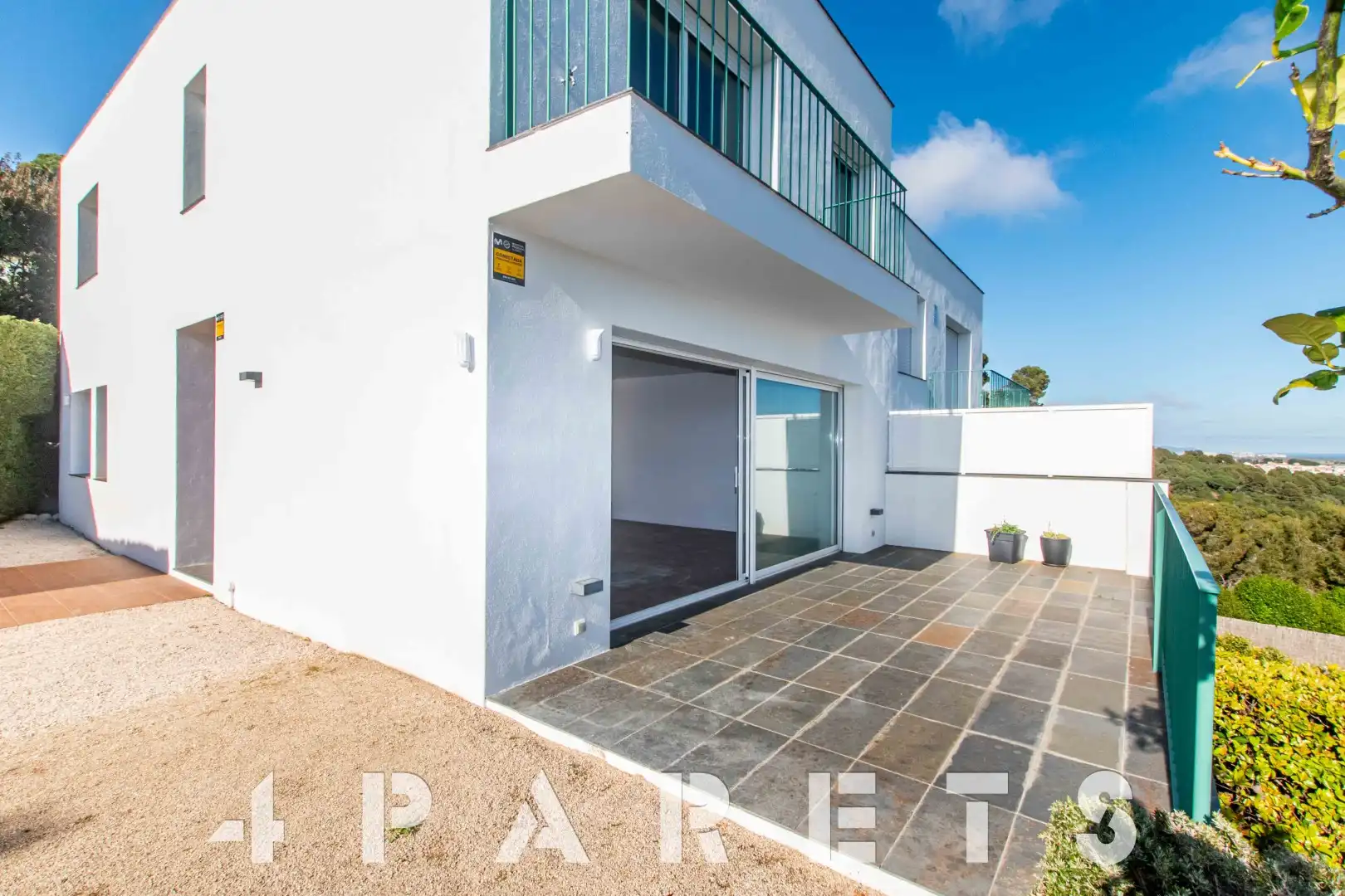 Außenansicht von Einfamilien-Reihenhaus zum Verkauf in Santa Susanna mit Heizung, Privatgarten und Terrasse