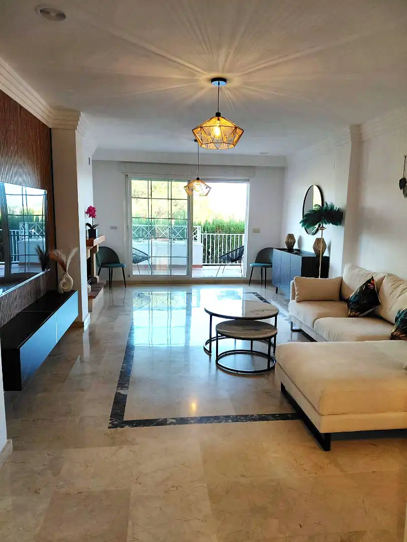 Sala d'estar de Pis en venda en Marbella amb Aire condicionat, Terrassa i Moblat