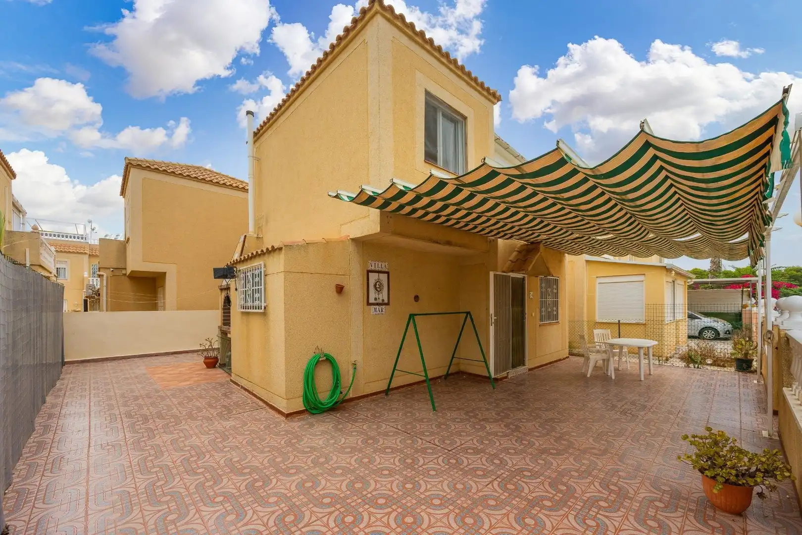 Vista exterior de Casa o xalet en venda en Torrevieja amb Aire condicionat, Jardí privat i Piscina