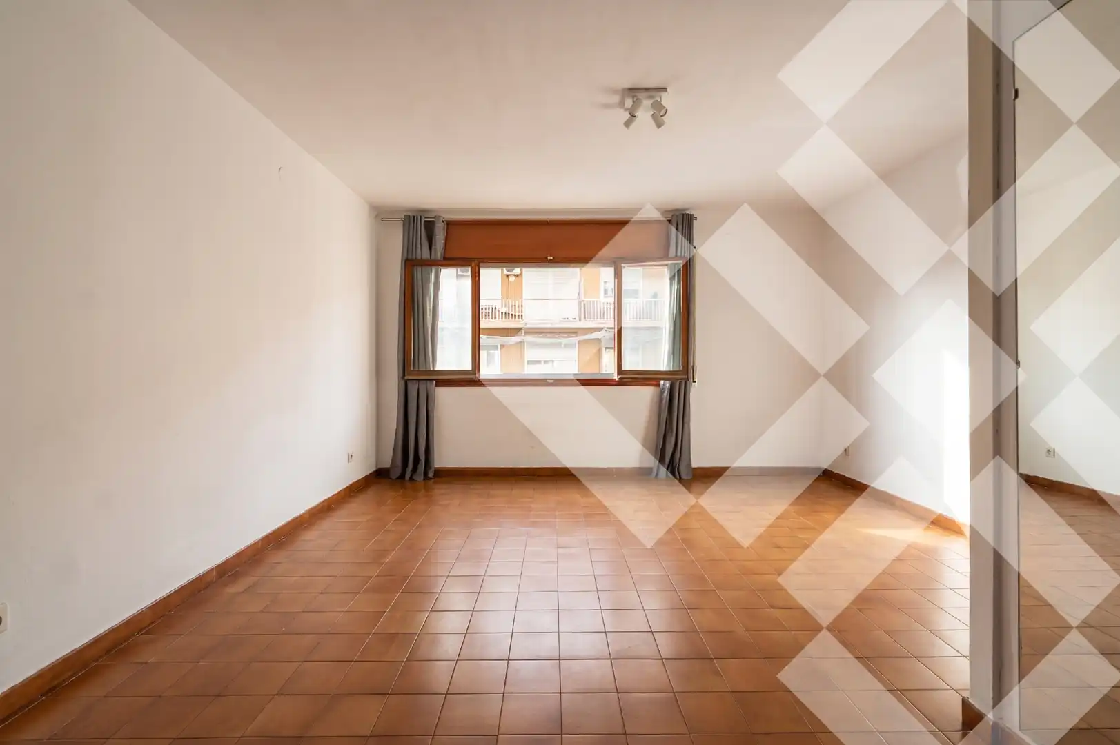 Living room of Study for sale in Barcelona  with Oven and Washing machine