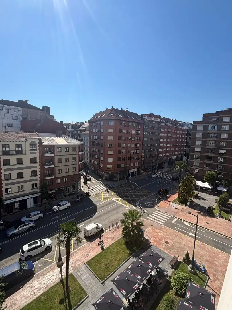 Außenansicht von Wohnung zur Miete in Oviedo  mit Heizung, Parkett und Möbliert