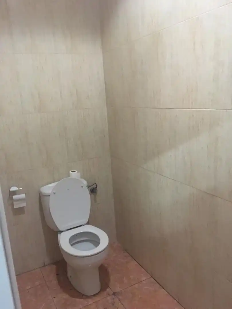 Badezimmer von Geschaftsraum zum Verkauf in Toledo mit Klimaanlage