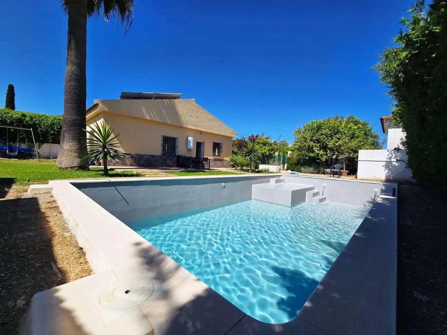 Schwimmbecken von Haus oder Chalet zum Verkauf in Bollullos de la Mitación mit Klimaanlage, Privatgarten und Terrasse