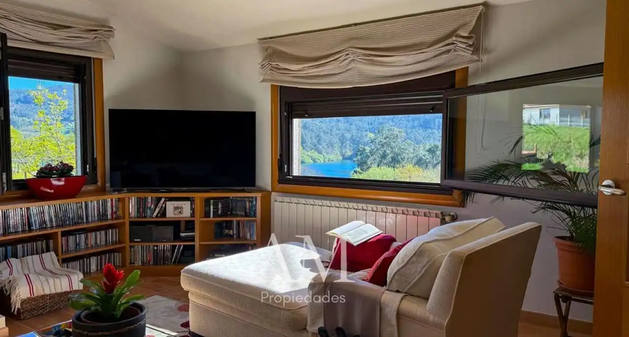 Sala de estar de Casa o chalet en venta en Vigo  con Calefacción, Jardín privado y Terraza