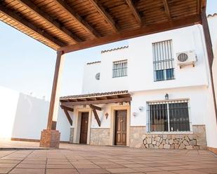 Vista exterior de Casa adosada en venda en El Puerto de Santa María amb Aire condicionat, Jardí privat i Terrassa