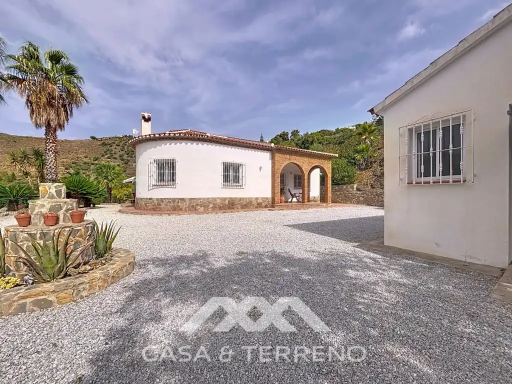 Vista exterior de Casa o xalet en venda en Canillas de Albaida amb Aire condicionat, Calefacció i Jardí privat