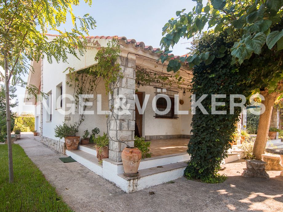 Vista exterior de Casa o xalet en venda en Castellón de la Plana / Castelló de la Plana amb Calefacció, Jardí privat i Terrassa