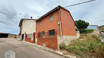 Vista exterior de Casa adosada en venda en Paredes de Escalona amb Jardí privat, Traster i Moblat