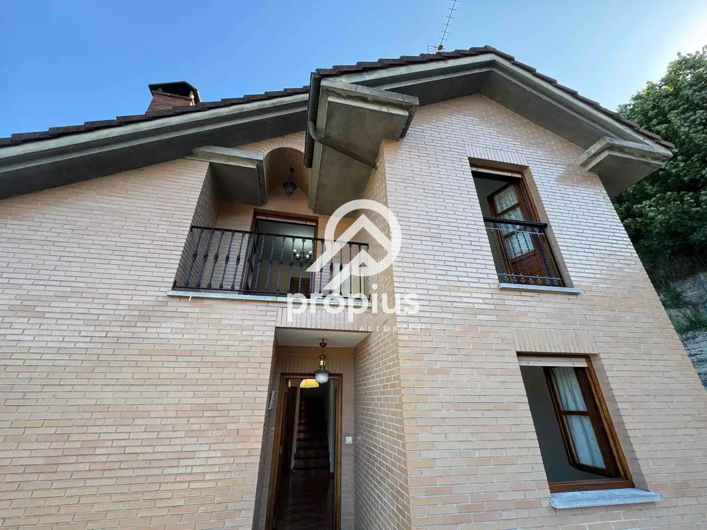 Vista exterior de Casa adosada en venta en Piloña con Calefacción, Jardín privado y Parquet