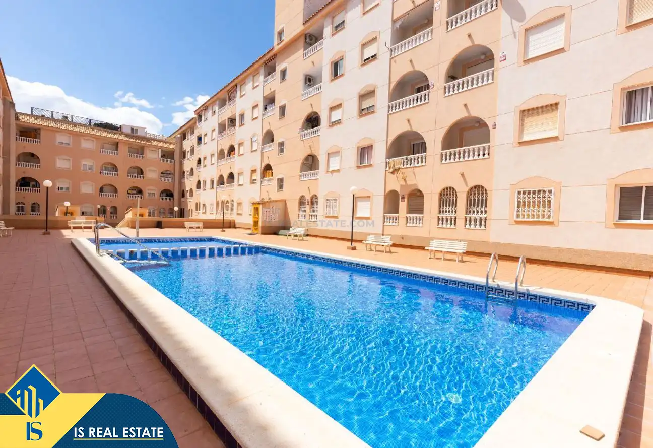 Piscina de Estudio en venta en Torrevieja con Calefacción, Terraza y Amueblado