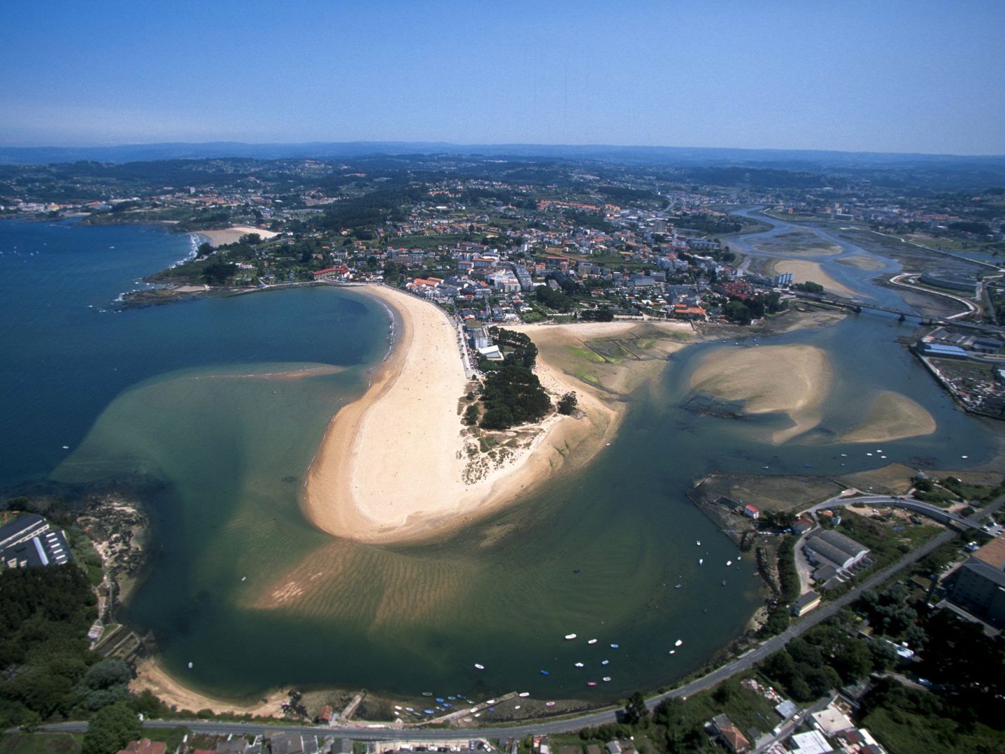 Außenansicht von Wohnung zum Verkauf in Oleiros mit Heizung, Parkett und Abstellraum