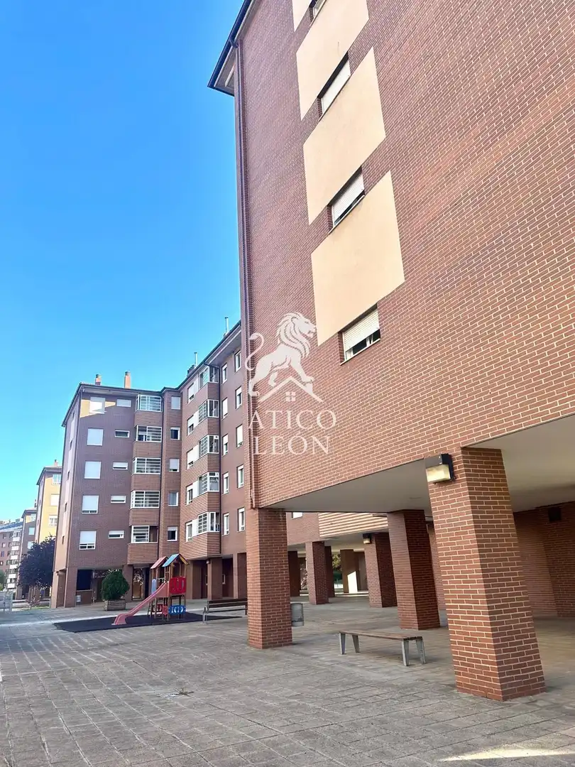 Vista exterior de Piso en venta en León Capital  con Calefacción, Terraza y Trastero