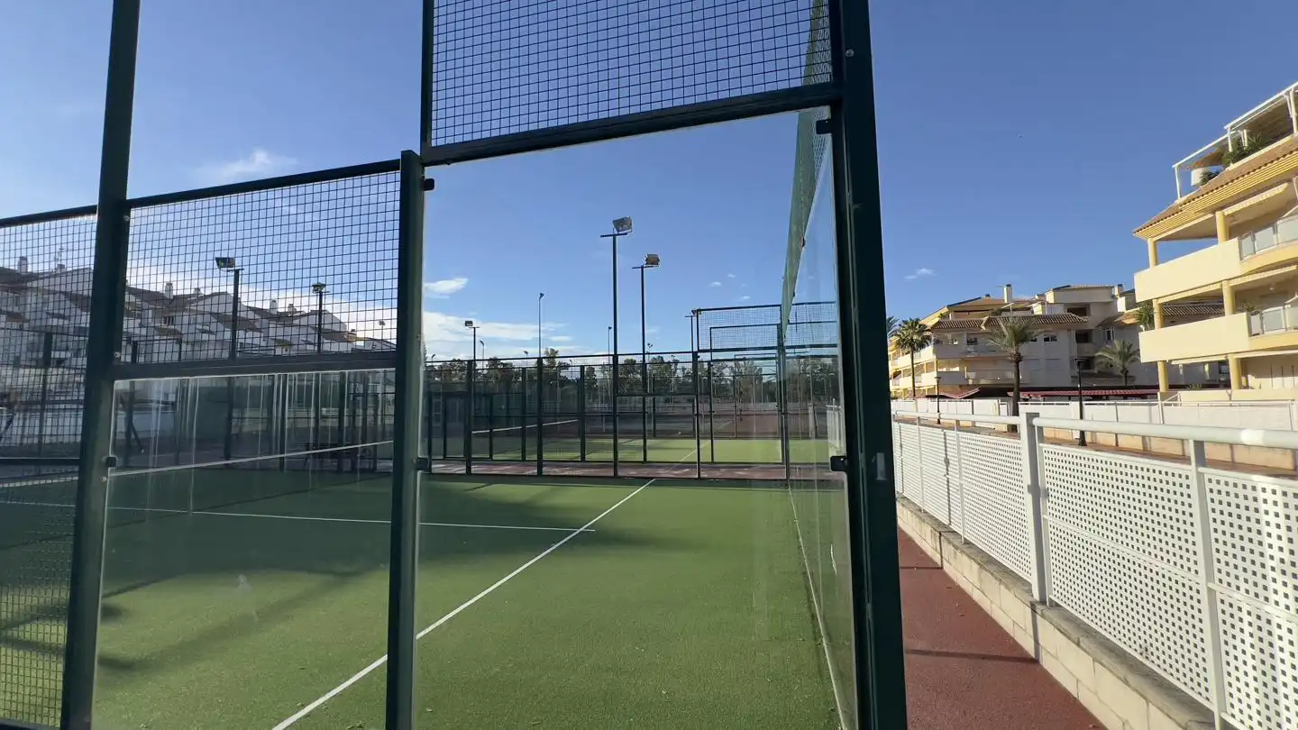 Außenansicht von Erdgeschoss zum Verkauf in Torreblanca mit Klimaanlage, Privatgarten und Terrasse