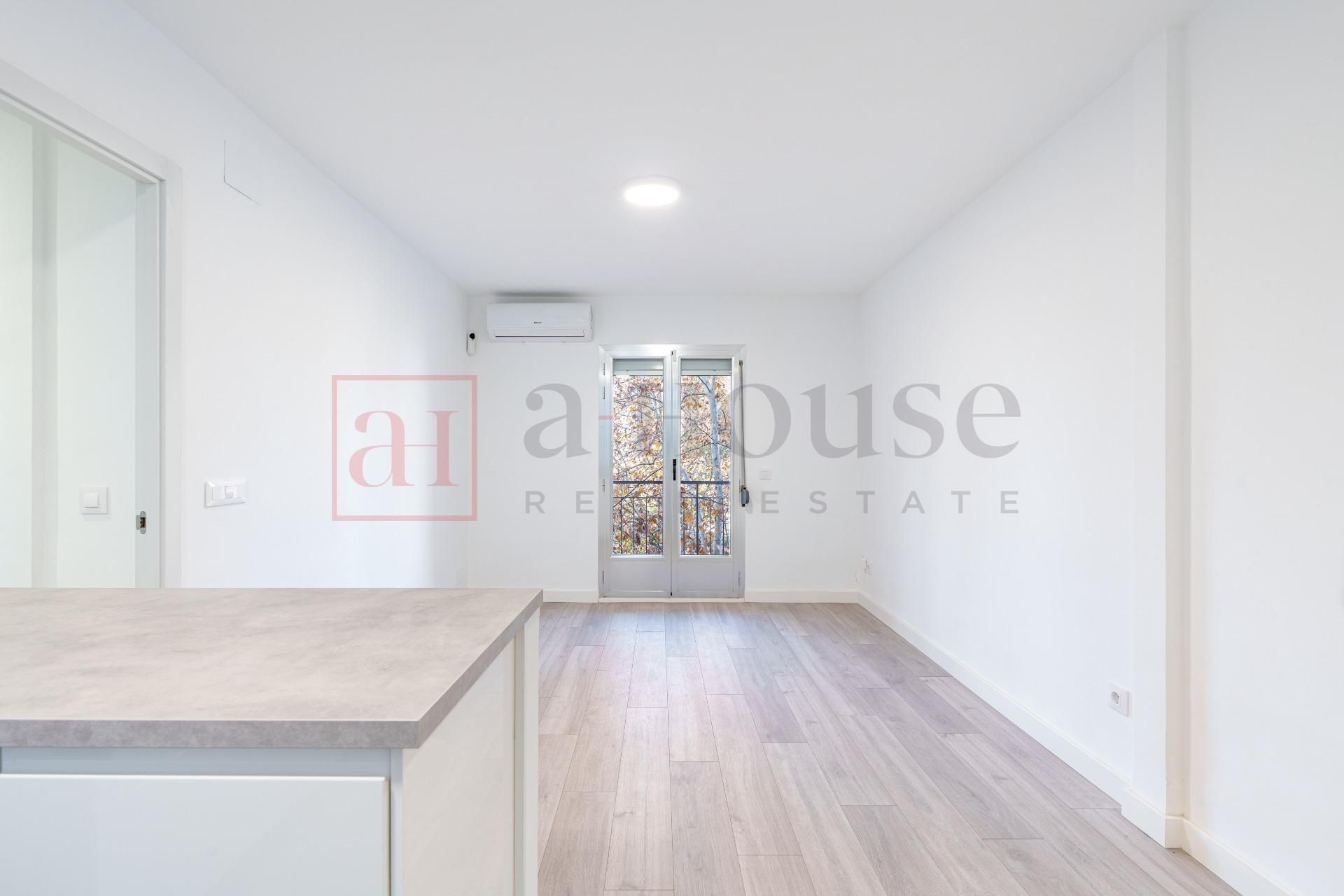 Bedroom of Flat for sale in  Madrid Capital  with Air Conditioner, Terrace and Alarm
