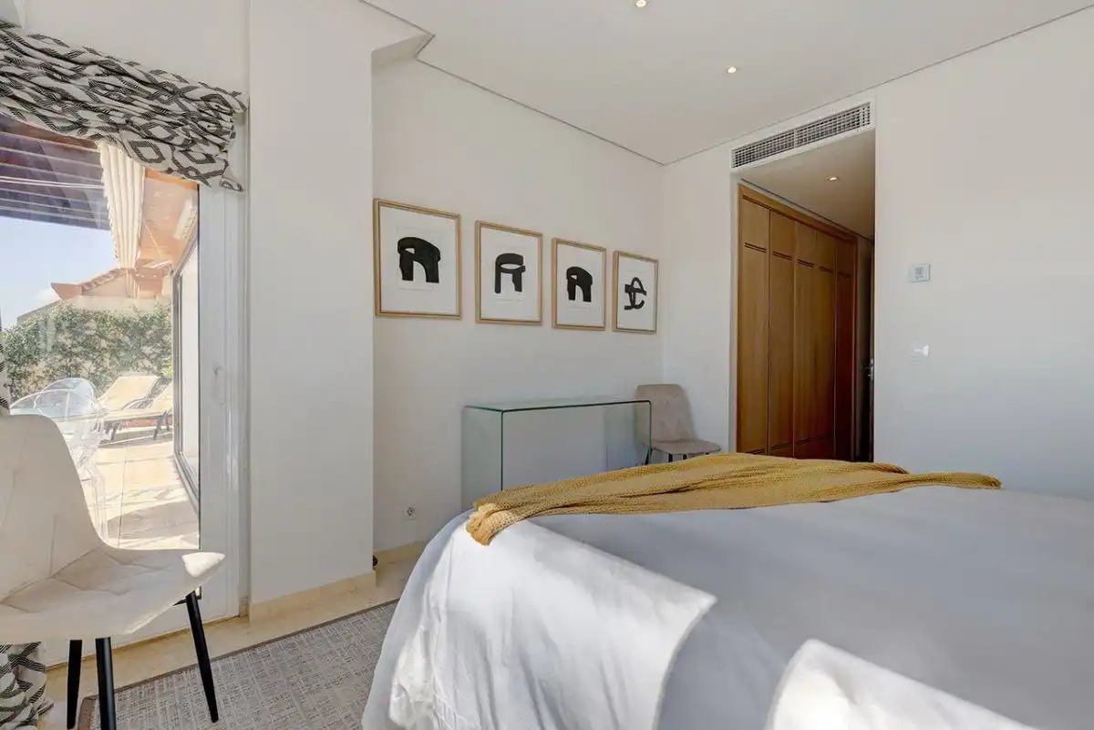 Schlafzimmer von Wohnungen zur Miete in Sotogrande mit Klimaanlage, Heizung und Terrasse