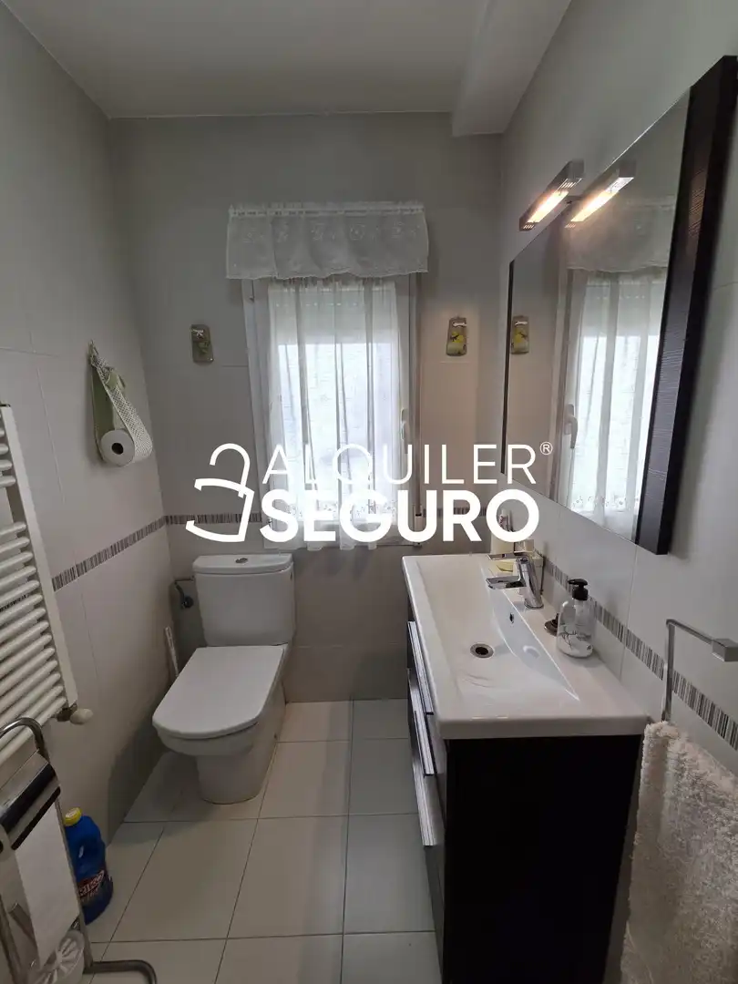Baño de Piso de alquiler en Burgos con Calefacción, Terraza y Amueblado