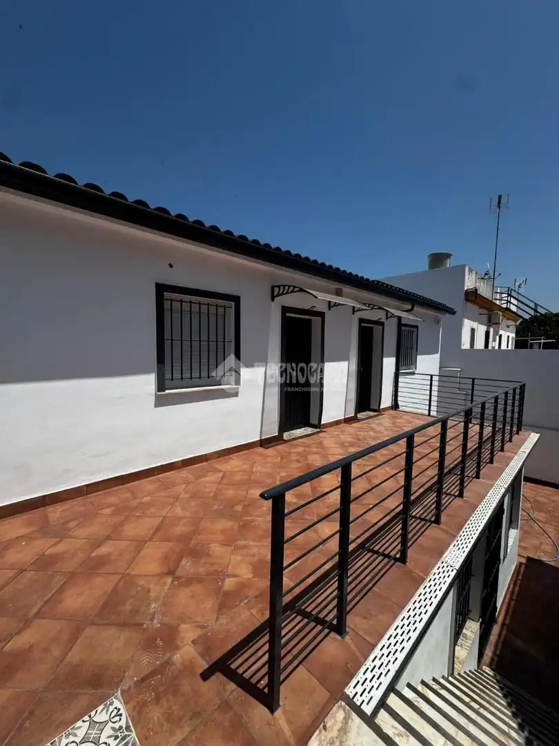 Außenansicht von Wohnung zur Miete in La Rinconada mit Terrasse und Balkon