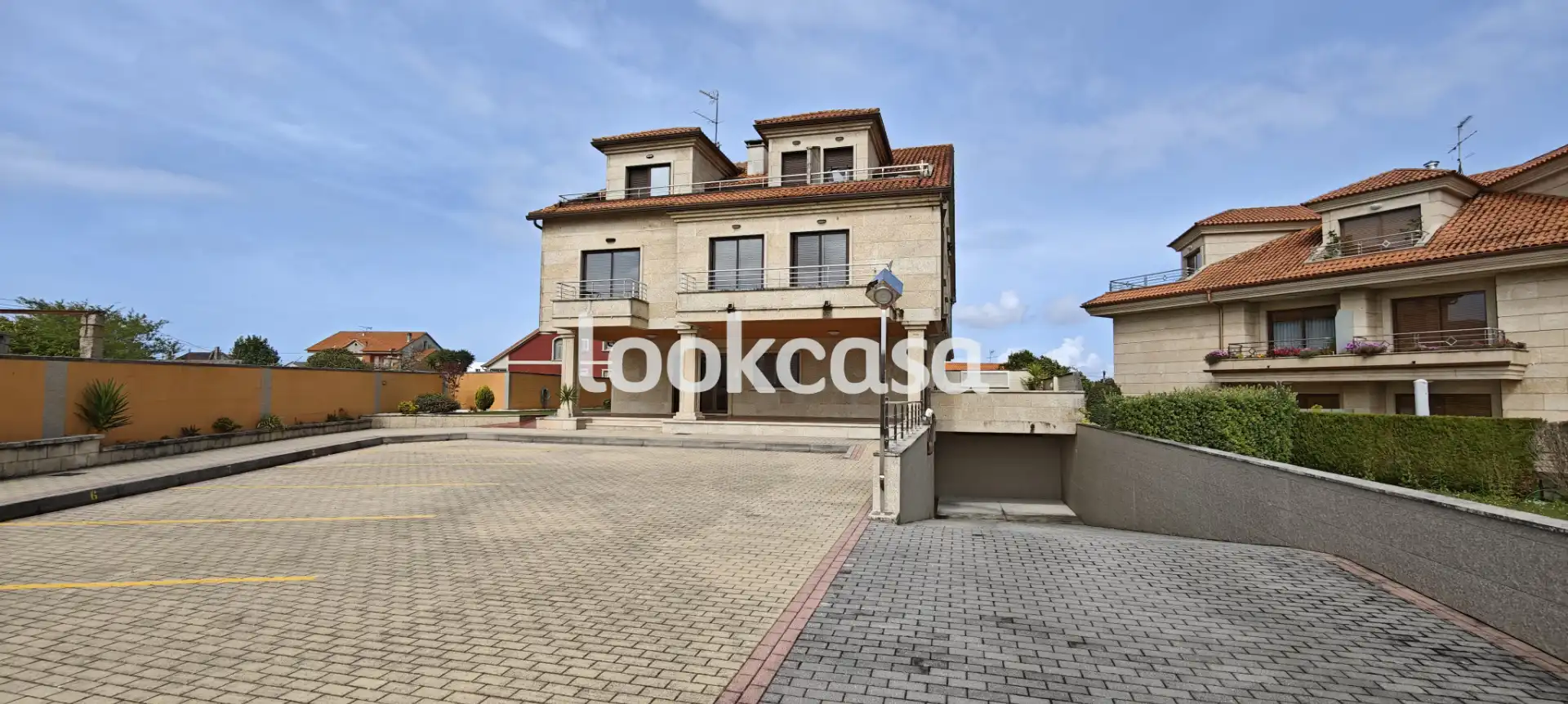 Vista exterior de Ático en venta en Sanxenxo con Calefacción, Jardín privado y Parquet