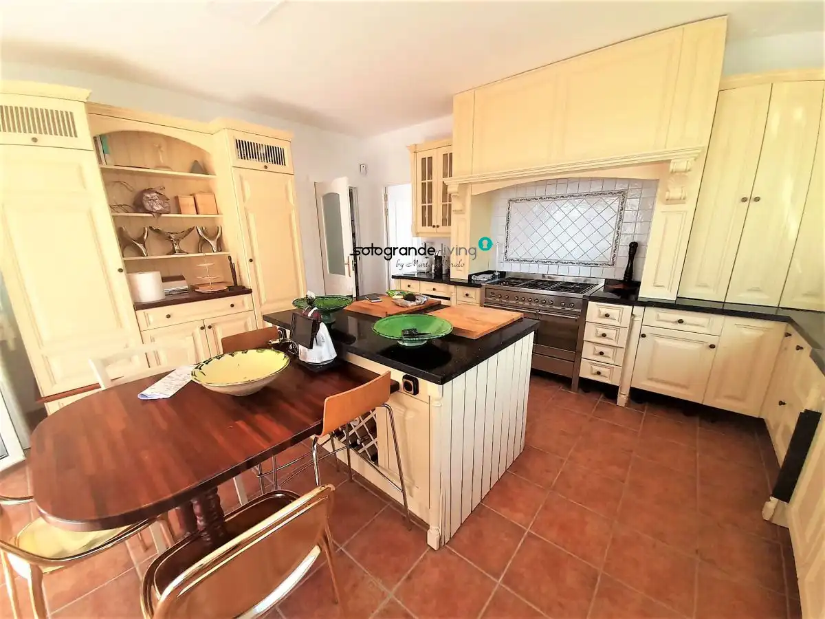 Kitchen of Houses for sale in La Línea de la Concepción  with Air Conditioner, Private garden and Terrace