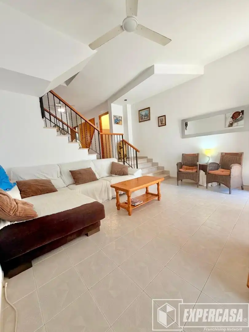 Sala d'estar de Casa adosada en venda en Chilches / Xilxes amb Aire condicionat, Terrassa i Traster