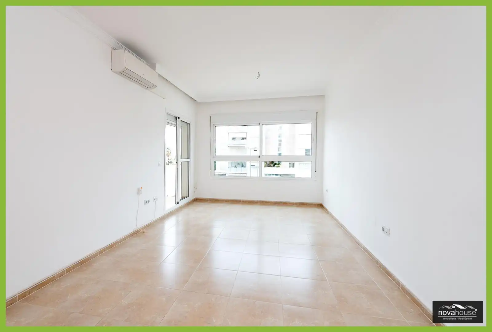 Wohnzimmer von Wohnung zur Miete in Rincón de la Victoria mit Klimaanlage, Heizung und Privatgarten