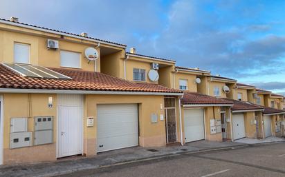 Exterior view of Single-family semi-detached for sale in  Toledo Capital  with Air Conditioner, Heating and Private garden