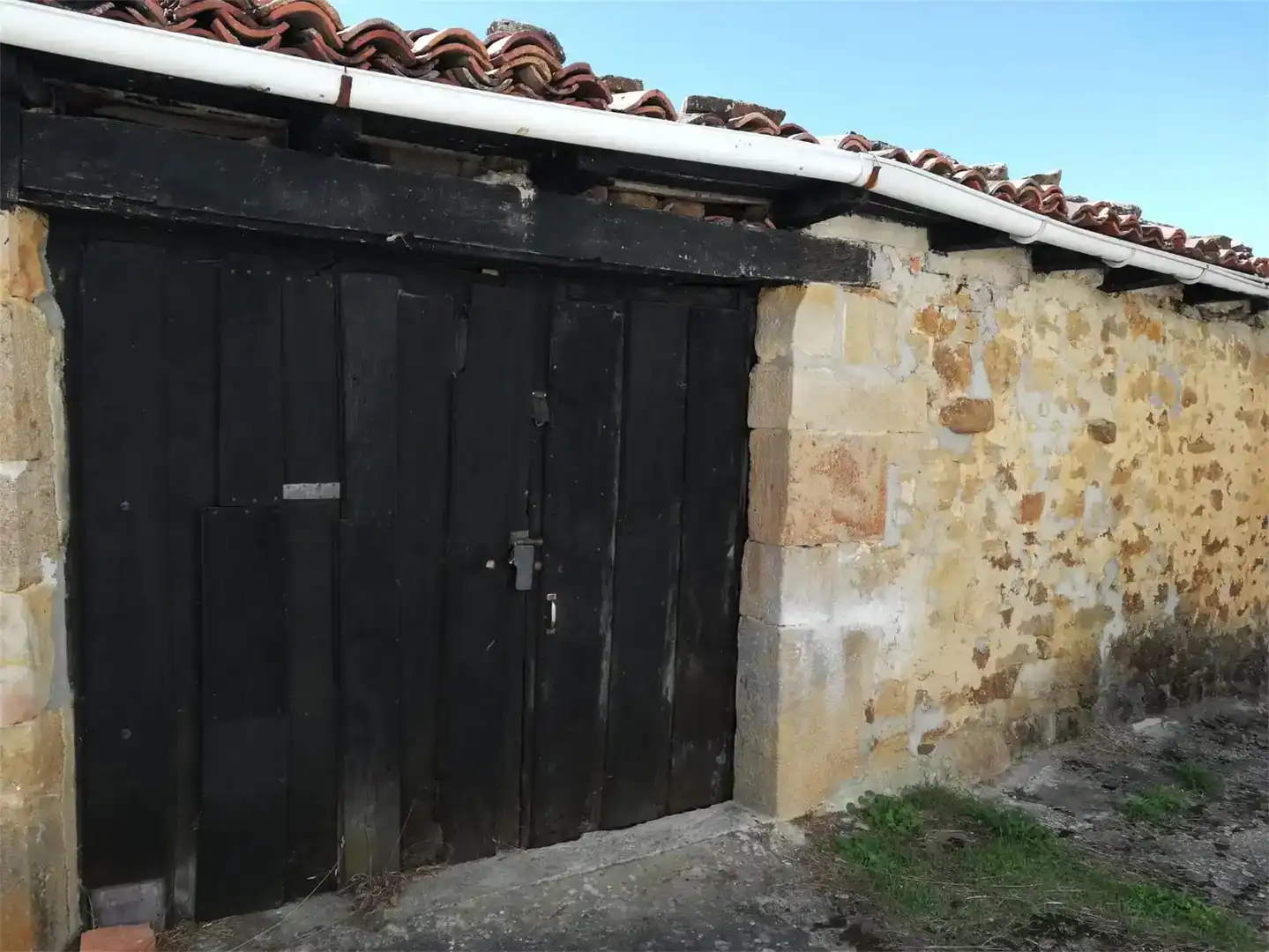 Vista exterior de Casa adosada en venda en Valle de Manzanedo amb Balcó