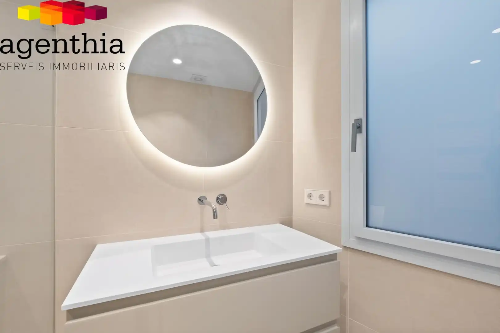 Bathroom of Flat for sale in Girona  with Air Conditioner, Heating and Terrace