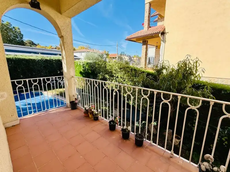Vista exterior de Casa o xalet en venda en El Espinar amb Calefacció, Jardí privat i Parquet