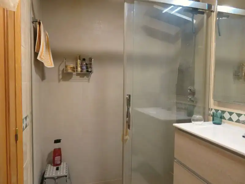 Baño de Apartamento en venta en León Capital  con Calefacción, Jardín privado y Terraza