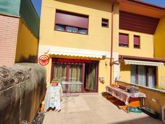 Casa adosada en Venta en Villatoro