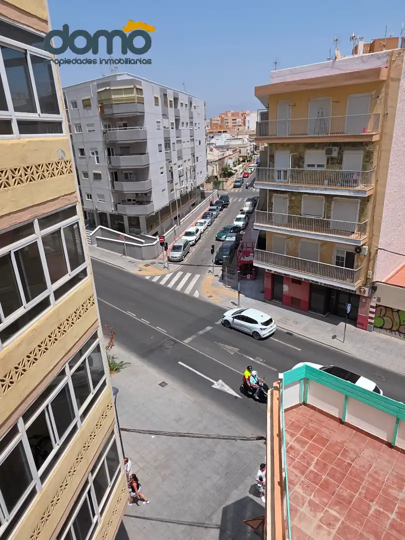Vista exterior de Pis per a compartir en Almería amb Aire condicionat, Moblat i Forn