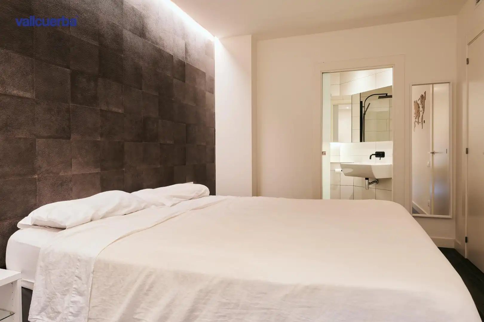 Bedroom of Flat for sale in Barcelona  with Air Conditioner, Heating and Balcony