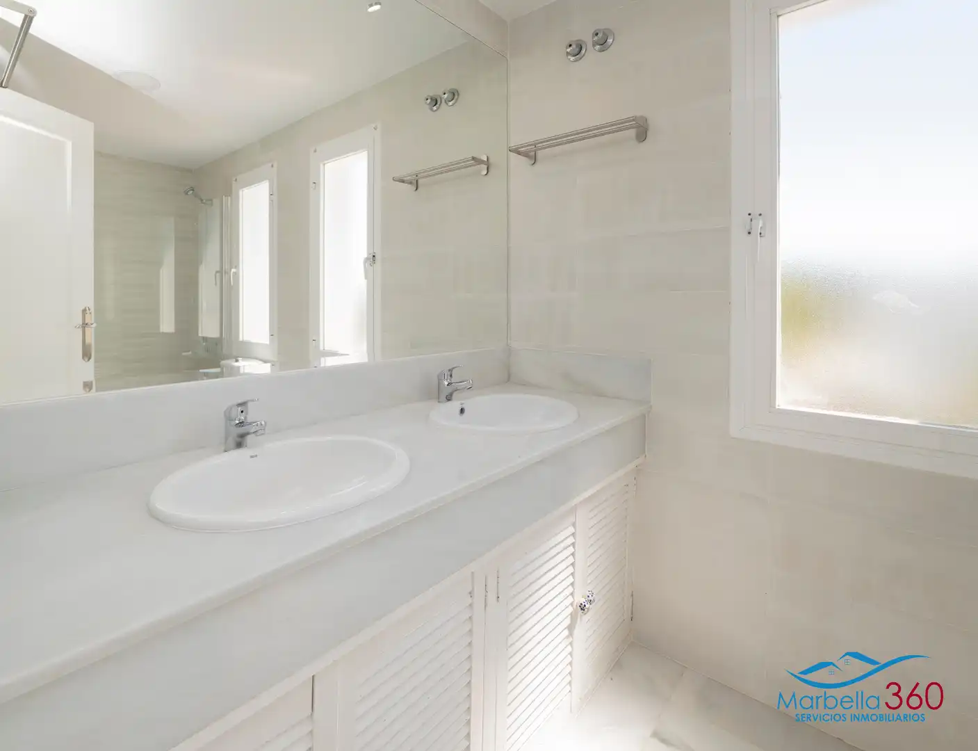 Bany de Casa o xalet en venda en Marbella amb Aire condicionat, Jardí privat i Terrassa