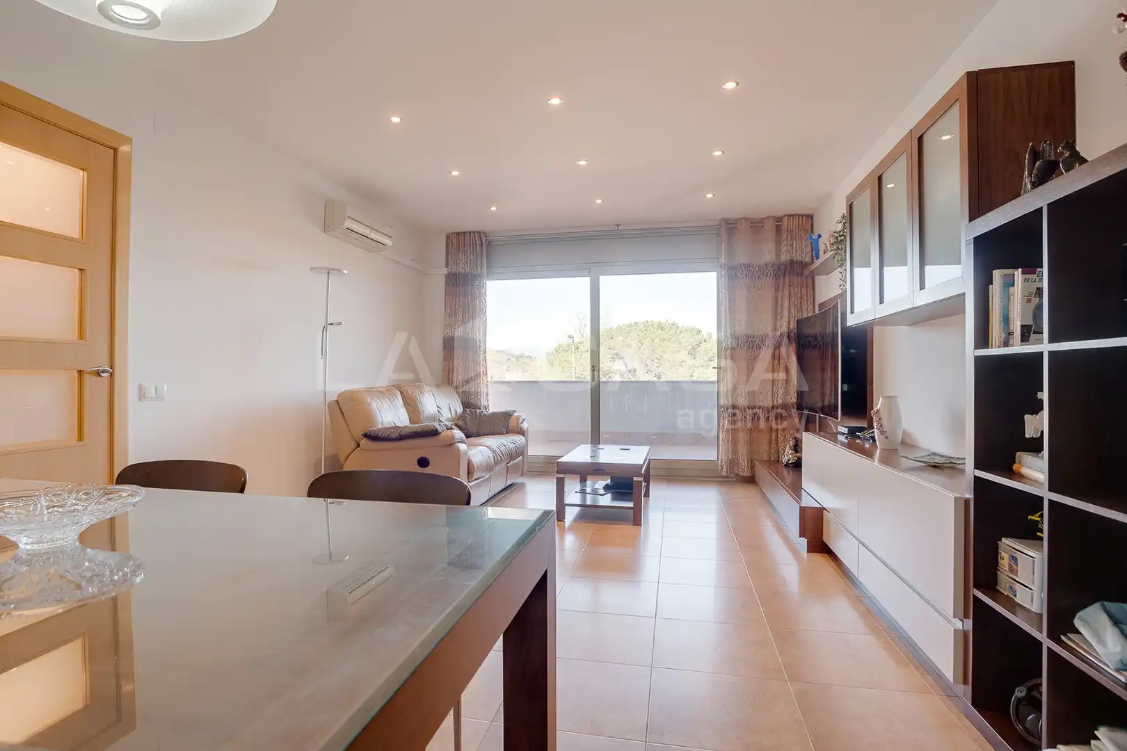Sala d'estar de Casa o xalet en venda en Montornès del Vallès amb Aire condicionat, Calefacció i Jardí privat