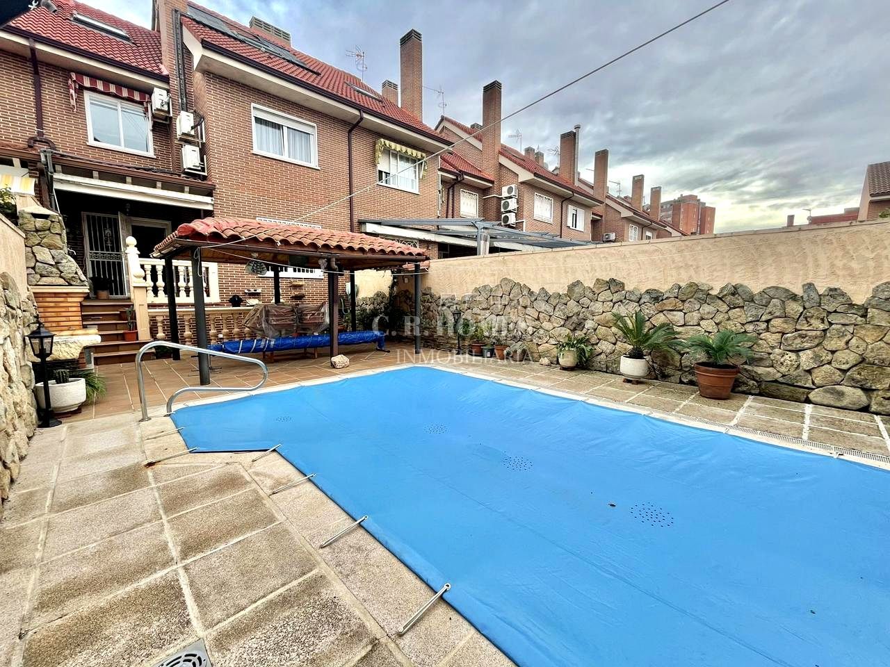 Swimming pool of Single-family semi-detached for sale in Fuenlabrada  with Air Conditioner, Heating and Private garden