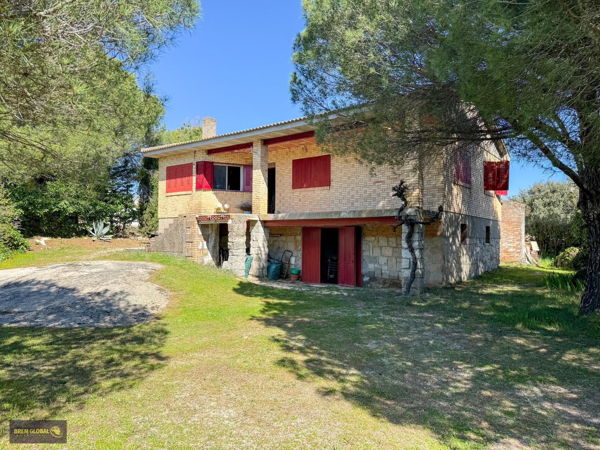 Vista exterior de Casa o xalet en venda en Cabanillas de la Sierra amb Jardí privat, Terrassa i Piscina