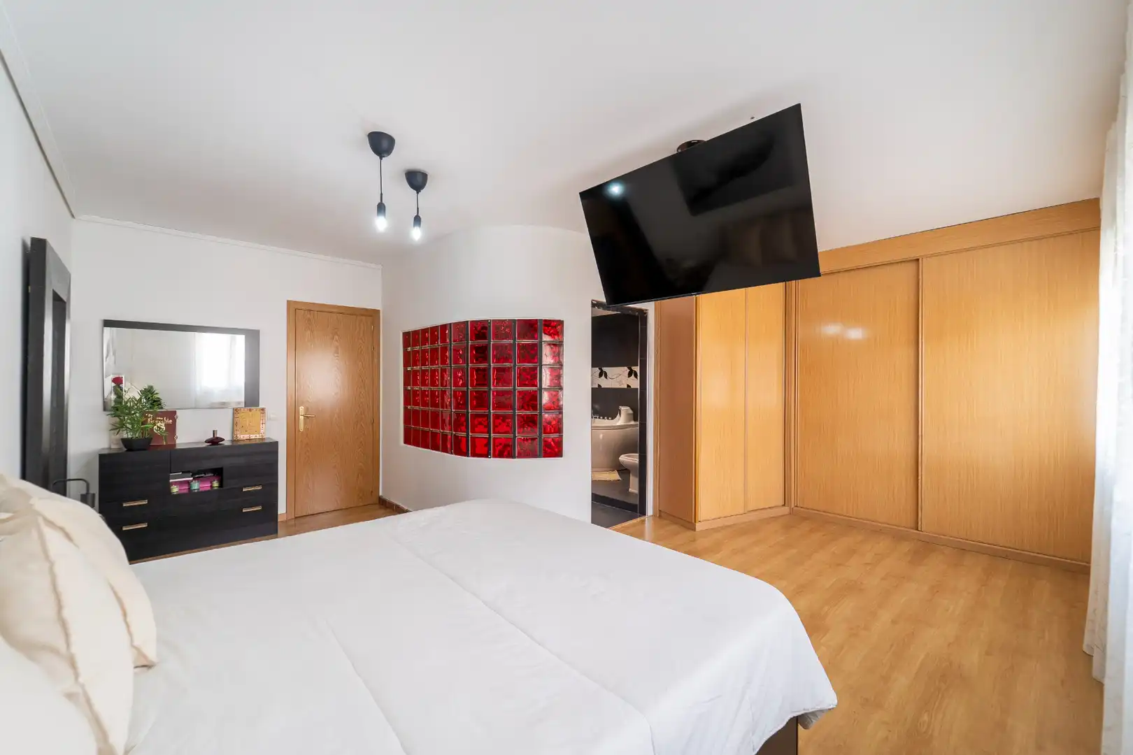 Habitación de Casa adosada en venta en Casarrubios del Monte con Aire acondicionado, Calefacción y Jardín privado