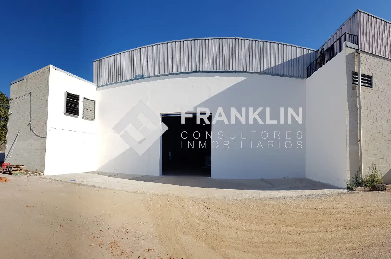 Außenansicht von Fabrikhallen zur Miete in La Garriga
