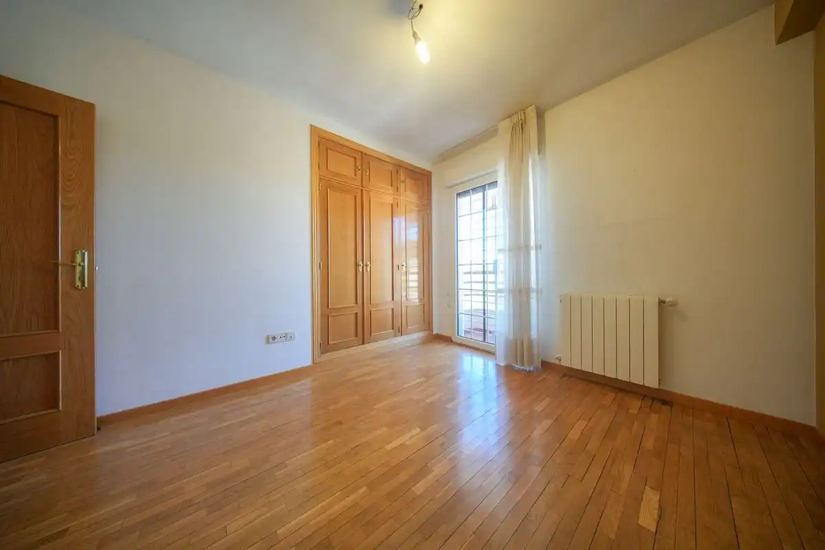 Habitación de Casa adosada en venta en Pozuelo de Alarcón con Aire acondicionado, Calefacción y Jardín privado