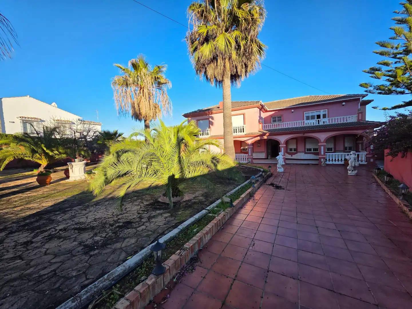 Vista exterior de Casa o xalet en venda en Alhaurín de la Torre amb Aire condicionat, Calefacció i Jardí privat