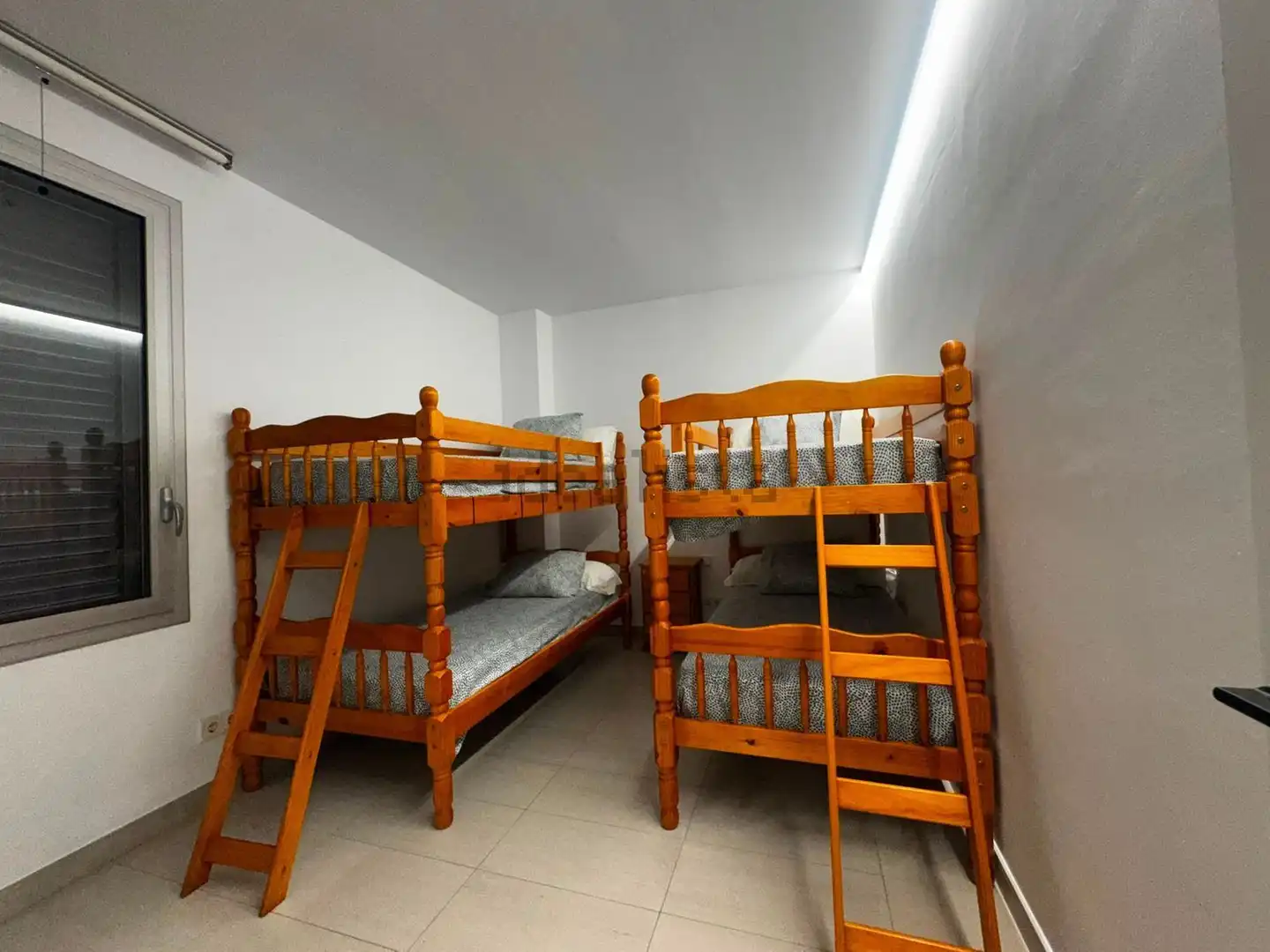 Schlafzimmer von Erdgeschoss zur Miete in Torredembarra mit Klimaanlage, Heizung und Terrasse