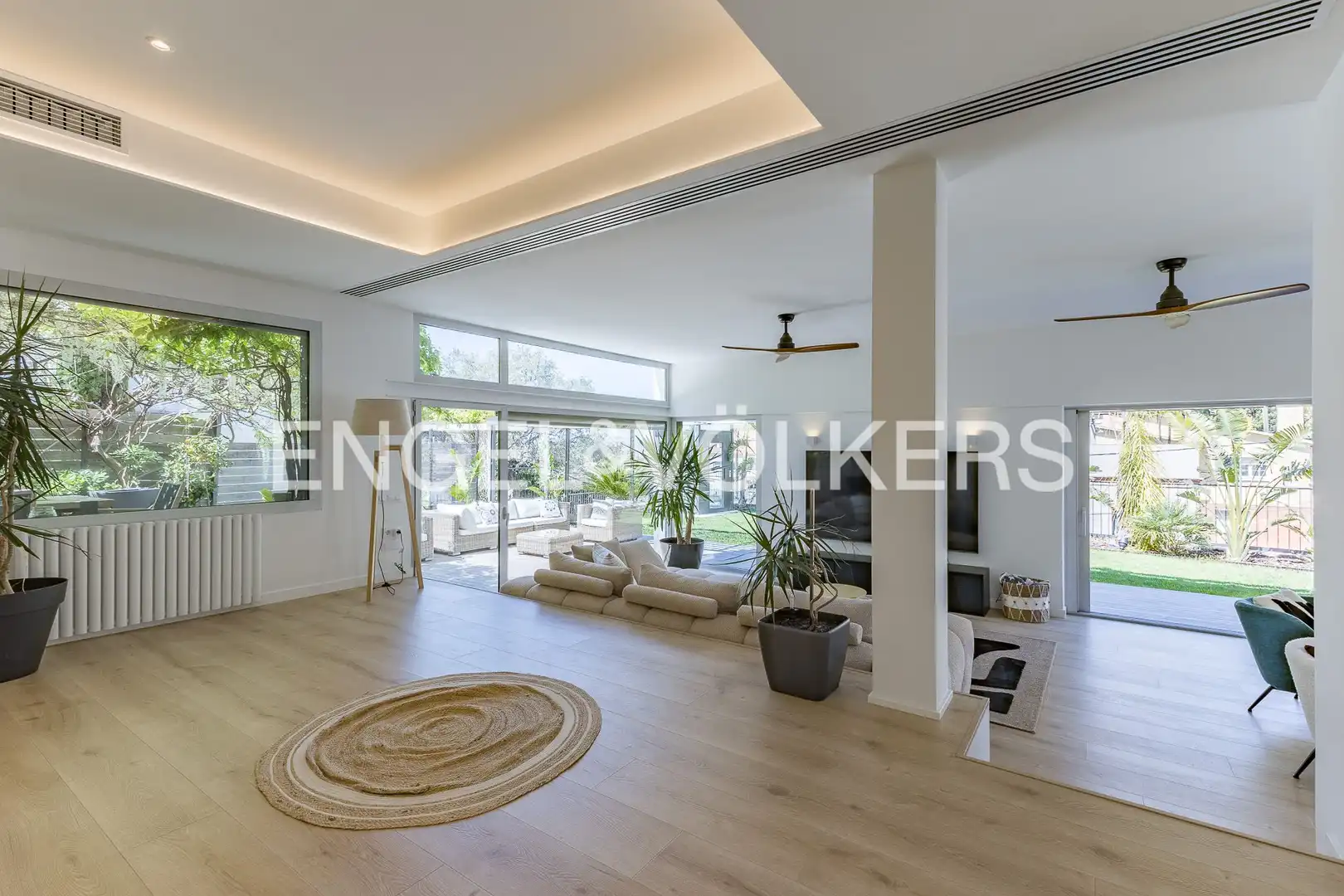 Sala d'estar de Casa o xalet en venda en Esplugues de Llobregat amb Aire condicionat, Calefacció i Jardí privat