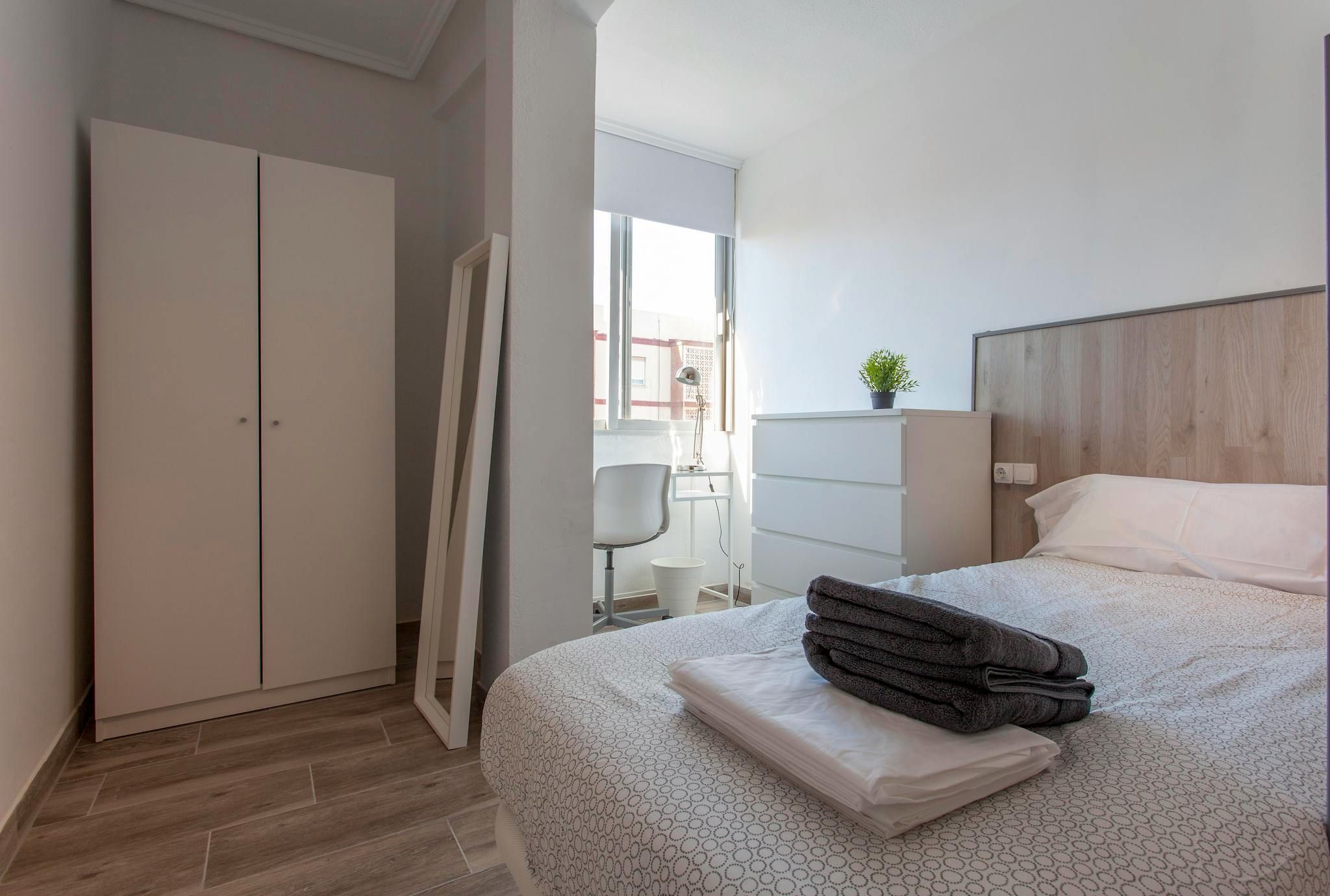 Dormitori de Pis per a compartir en  Valencia Capital amb Aire condicionat, Calefacció i Moblat